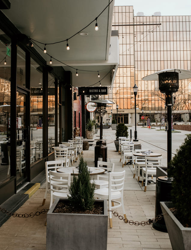 Outdoor Dining at Easy Bistro Seafood Restaurants in Chattanooga